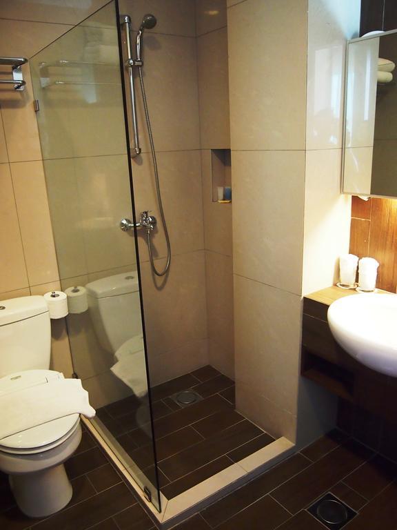 Roomz Hotel Seria Bagian luar foto