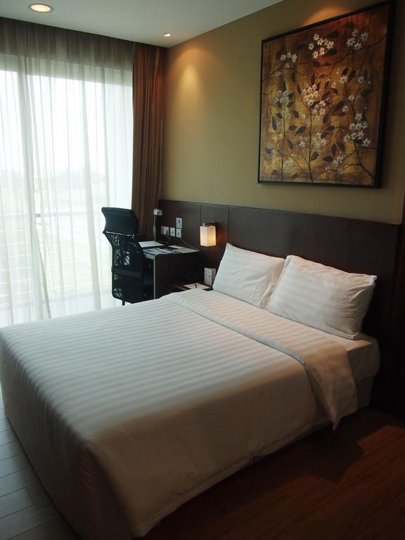 Roomz Hotel Seria Bagian luar foto