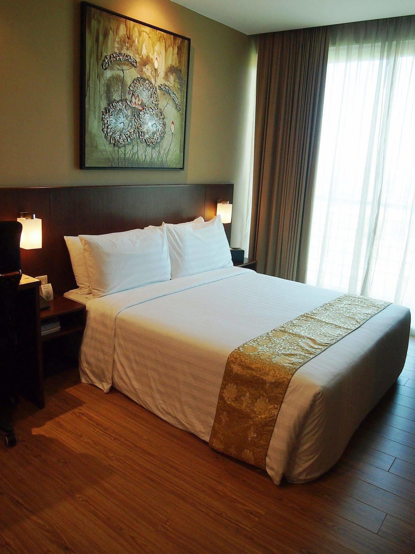 Roomz Hotel Seria Bagian luar foto