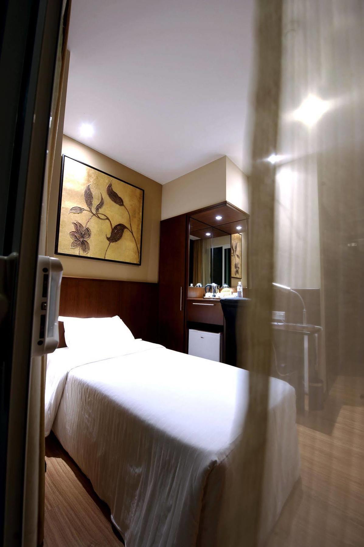 Roomz Hotel Seria Bagian luar foto