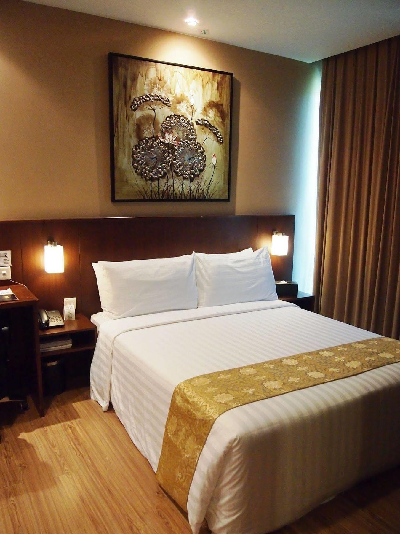Roomz Hotel Seria Bagian luar foto