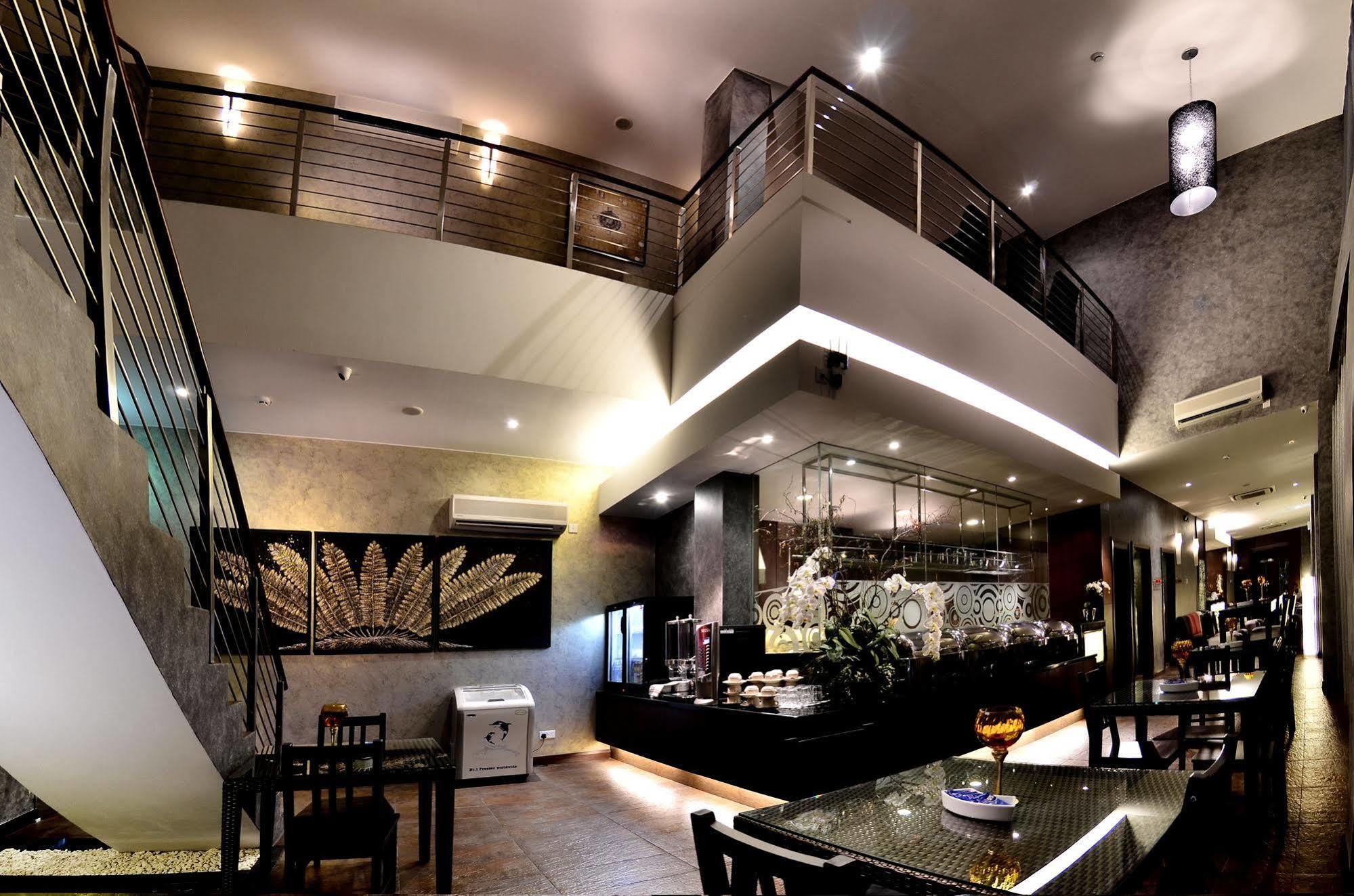 Roomz Hotel Seria Bagian luar foto